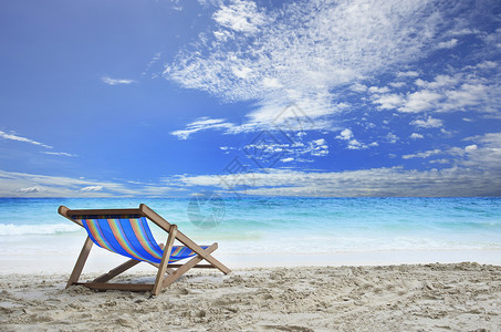 白色沙滩上的木椅甲板图片