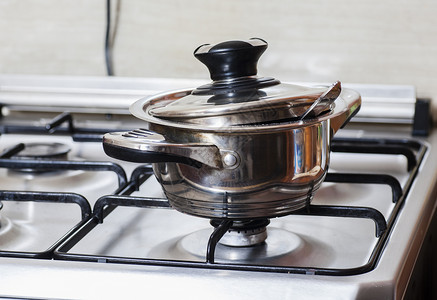 厨房燃气灶上的金属锅图片