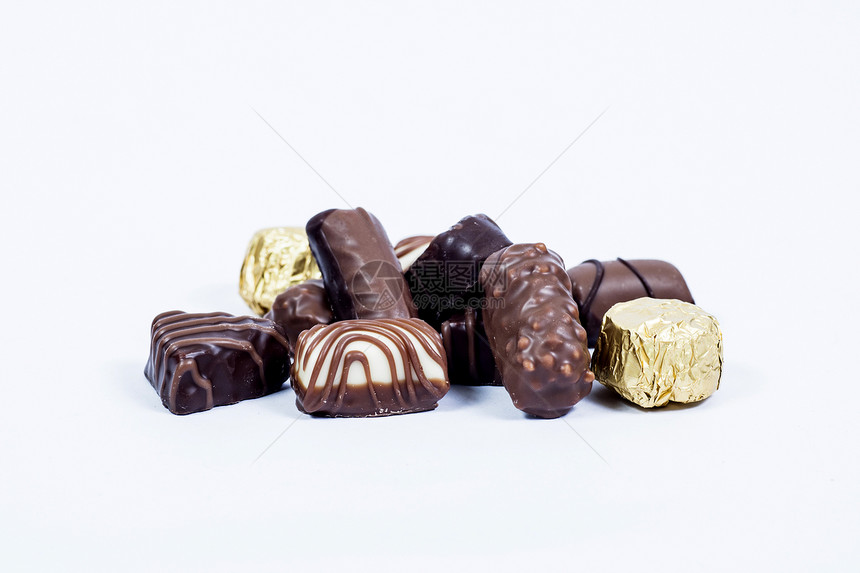 白色背景上各种美味巧克力图片