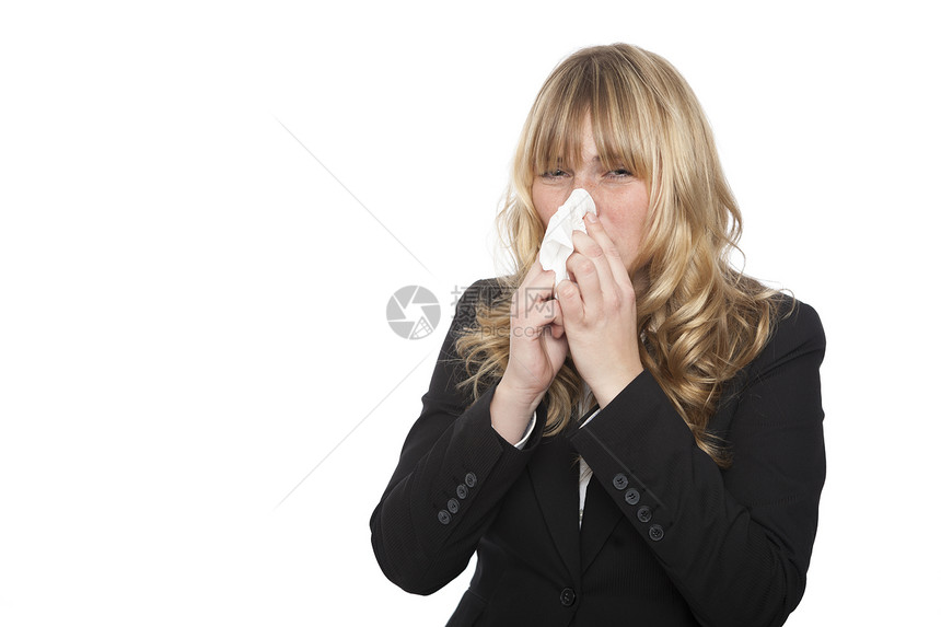 女商人患有季节冬季感冒或流感将她的鼻子吹在纸巾上图片