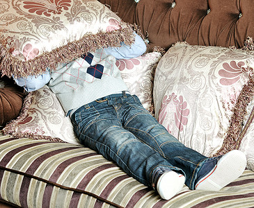 男孩躺在沙发上把脸埋在枕头里图片