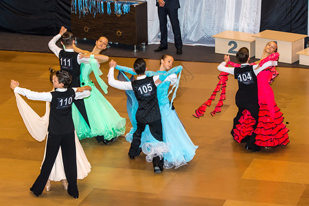 2013年12月1日在波兰斯塔加德Stargard举行的舞蹈中慢速跳华尔兹背景图片