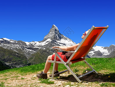 瑞士阿尔卑斯山的女孩在马特霍图片