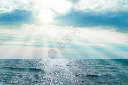 海水海浪和云层日光图片