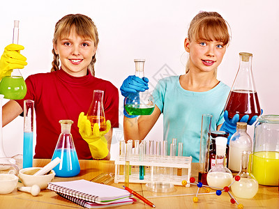 儿童将化学瓶放在孤立的化学室里图片