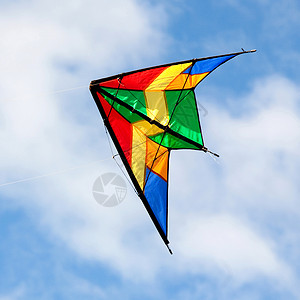 漂亮的风筝在蓝天上飞翔图片