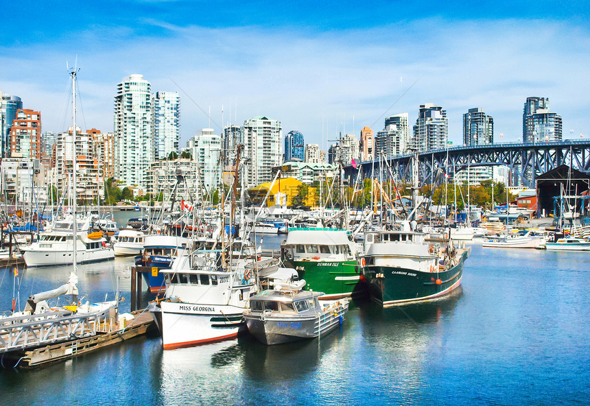 温哥华天际的美丽景色与格兰维尔桥和船停在加拿大不列颠哥伦比亚州的法图片