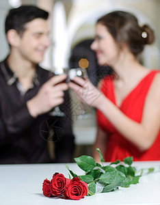 年轻快乐的情侣浪漫约会在餐厅喝红酒庆祝情人节图片