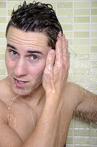 洗澡的年轻人图片