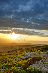 小山峰上的壮丽日落图片