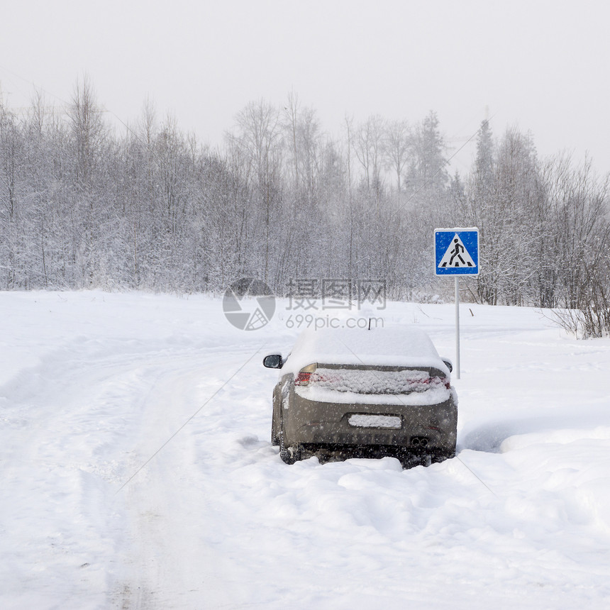 在下雪的俄罗斯冬季图片