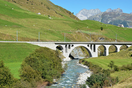 山区河流上的桥梁瑞士富尔卡山口图片