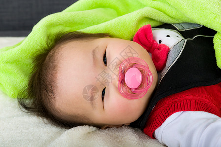 婴儿与奶嘴机图片