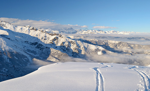 意大利阿尔卑斯山雄伟的高山风景中的滑雪旅游道高清图片