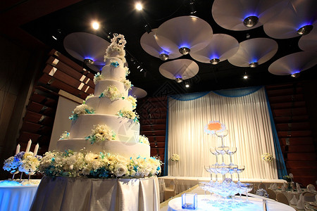 婚宴大厅装饰的结婚蛋糕图片