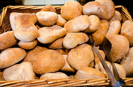 几片面包放在木篮里图片