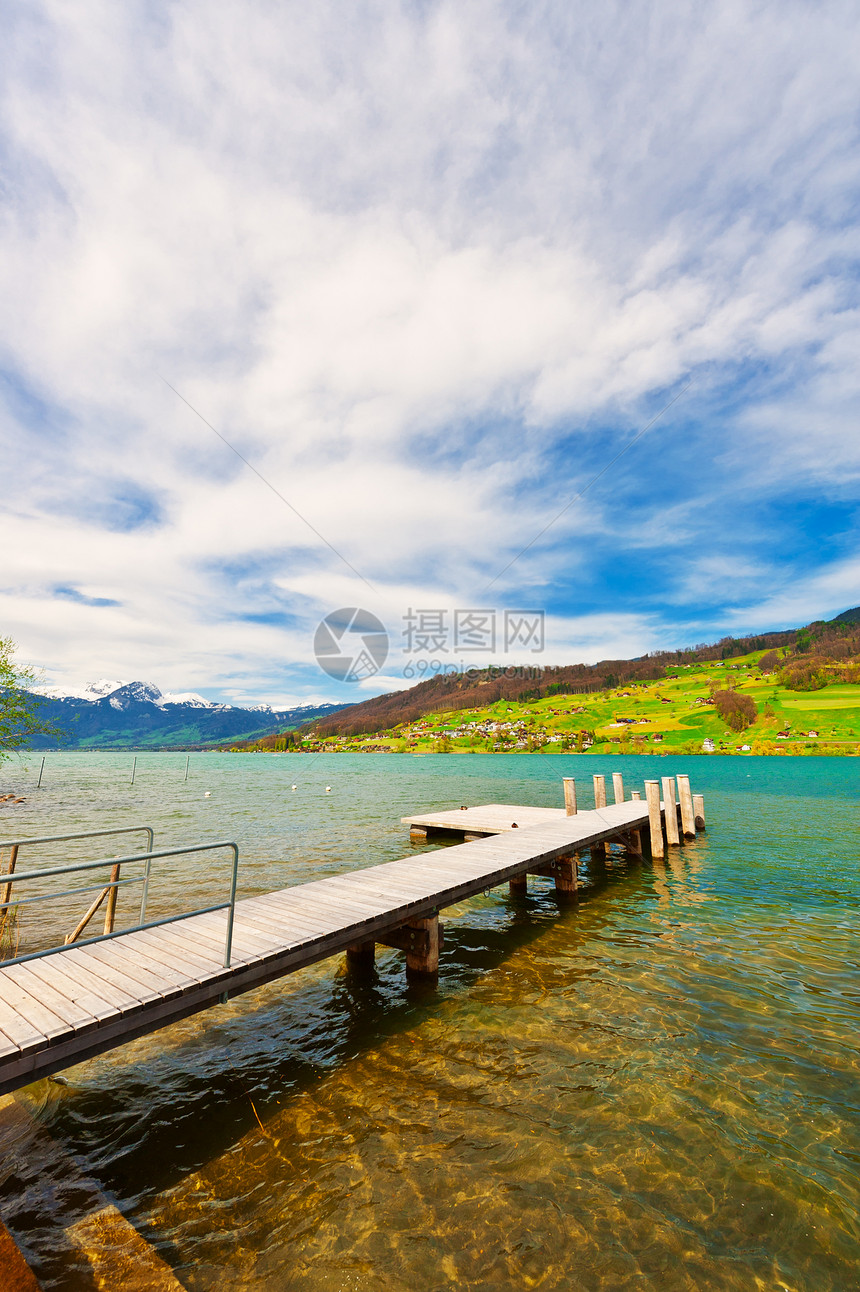 瑞士Sarner湖上的木Moo图片