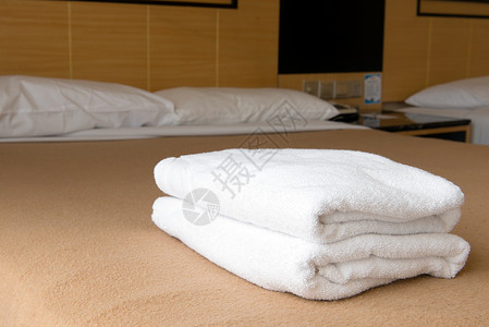 酒店卧室床上的浴巾图片