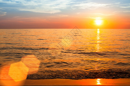 美丽的日落在海洋之上图片