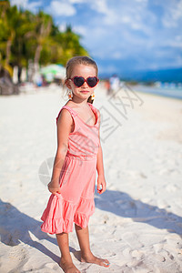 菲利浦热带海滩度假时可爱的小女图片