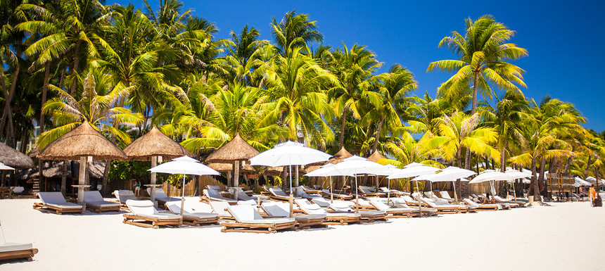 热带阳光晴天的白色热带沙滩位于美丽的图片