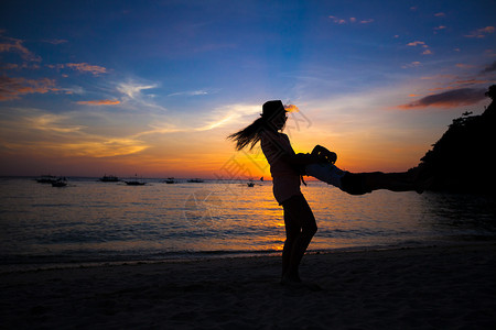 小女孩和她妈在日落时在菲律宾博拉图片