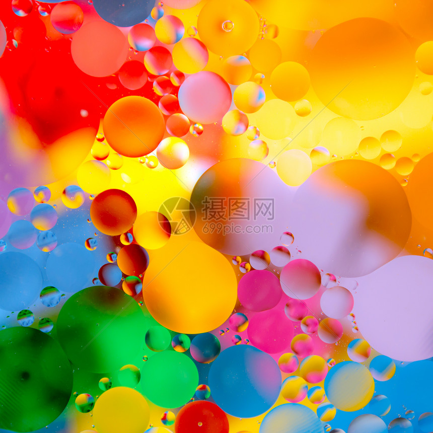 彩色背景下水中的油滴图片