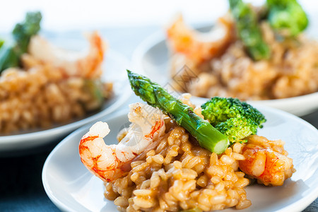 海鲜烩饭配虾和绿芦笋的宏观特写图片