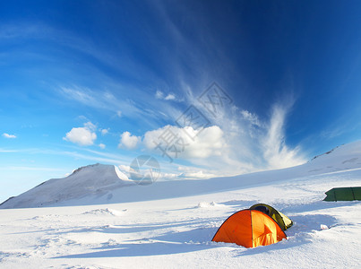 山中的雪景与帐篷城图片