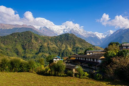 珲春Ghandruk村Annapurna南部和背景的Hiunchul背景