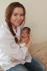 母亲带着她刚出生的婴儿图片