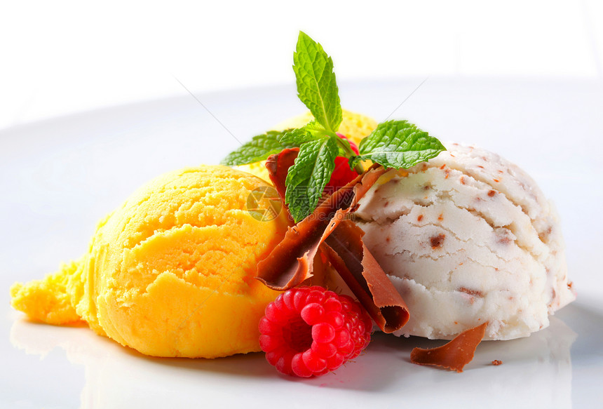 一勺巧克力卷发和水果冰淇淋图片