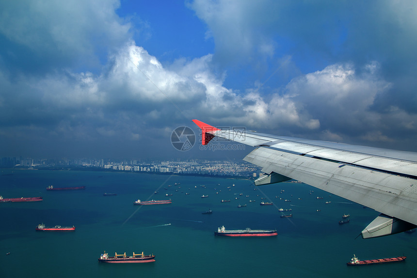 从进入世界上最繁忙的港口之一新加坡的货轮的鸟眼中图片
