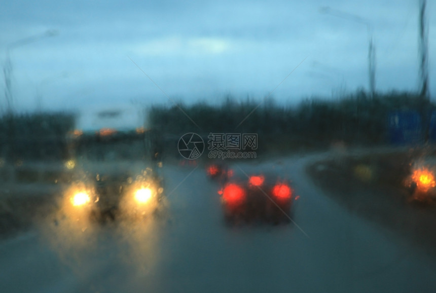 雨季的黄昏中的高速公图片