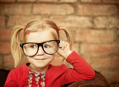 戴着眼镜的有趣的小女孩图片