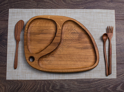 桌子上的木制餐具和木板图片