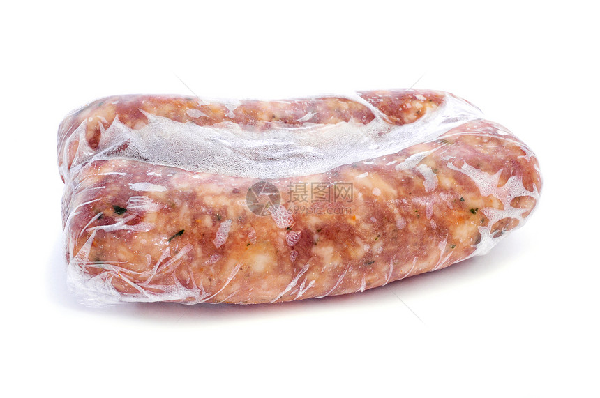 一些冷冻的香料猪肉香肠包在白色背景图片
