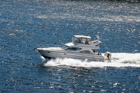 一艘机动艇迅速巡游维多利亚与温哥图片