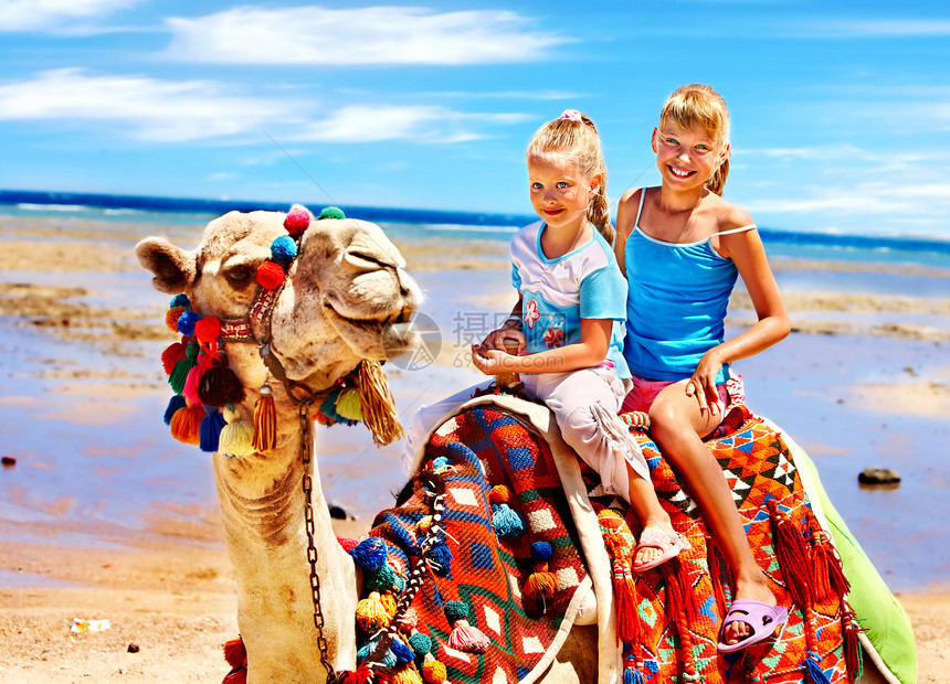 在埃及海滩上骑骆驼的游客孩子图片