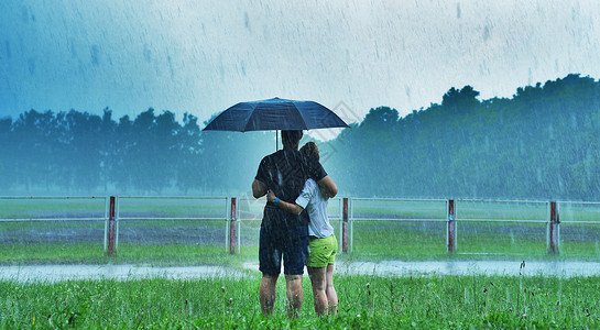雨中伞下的男人和女人图片