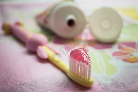 布上带孩子牙膏的牙刷图片