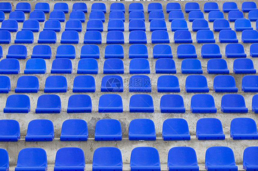足球场上的塑料蓝色座椅图片