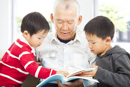 爷和孙子在看书图片
