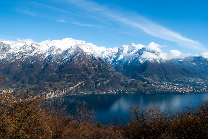 由伦巴迪阿尔卑斯山包围的科莫湖蓝图片