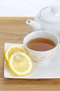 一杯加柠檬片的茶图片