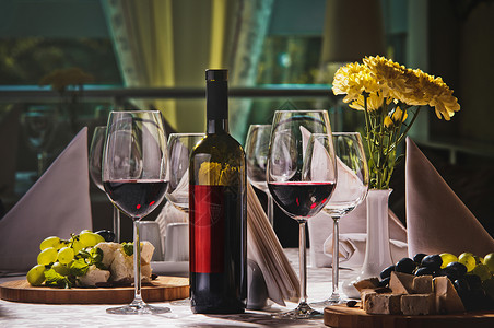 餐厅桌上的葡萄酒葡萄和奶酪图片
