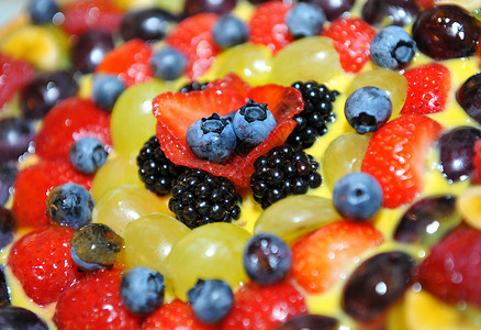 蛋糕上五颜六色的新鲜水果图片
