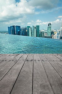 游泳池和城市场景图片