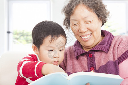 祖母和孙子正在一起读故事书图片