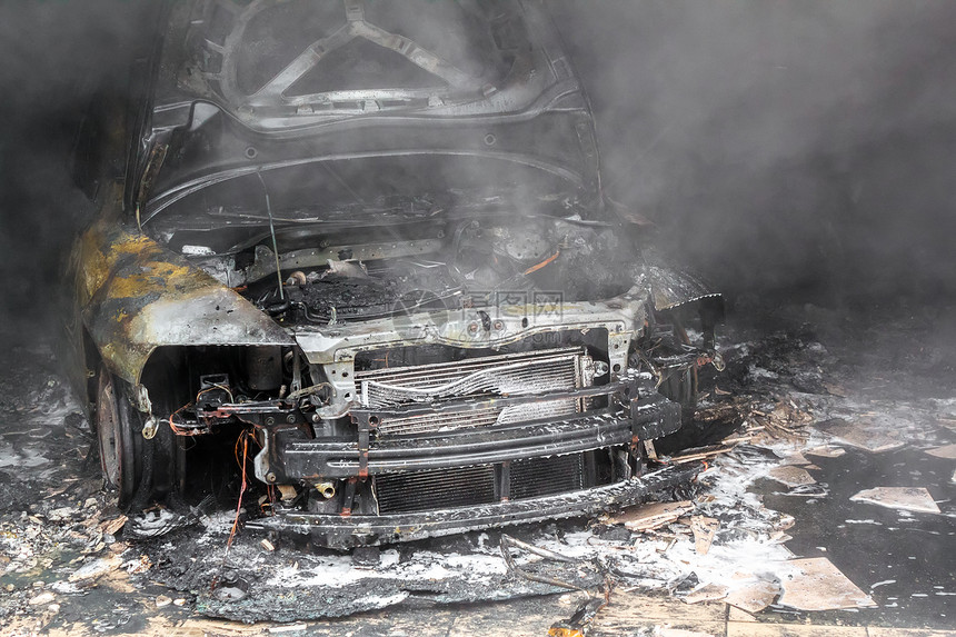 车库里一辆烧毁的汽车的特写照片图片